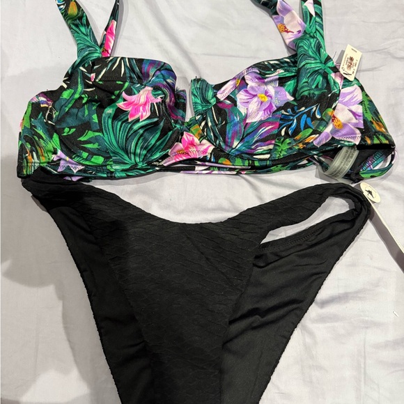 Victoria's Secret Tropical Floral Underwire Bikini Top with Black Bottoms small - Picture 2 of 5